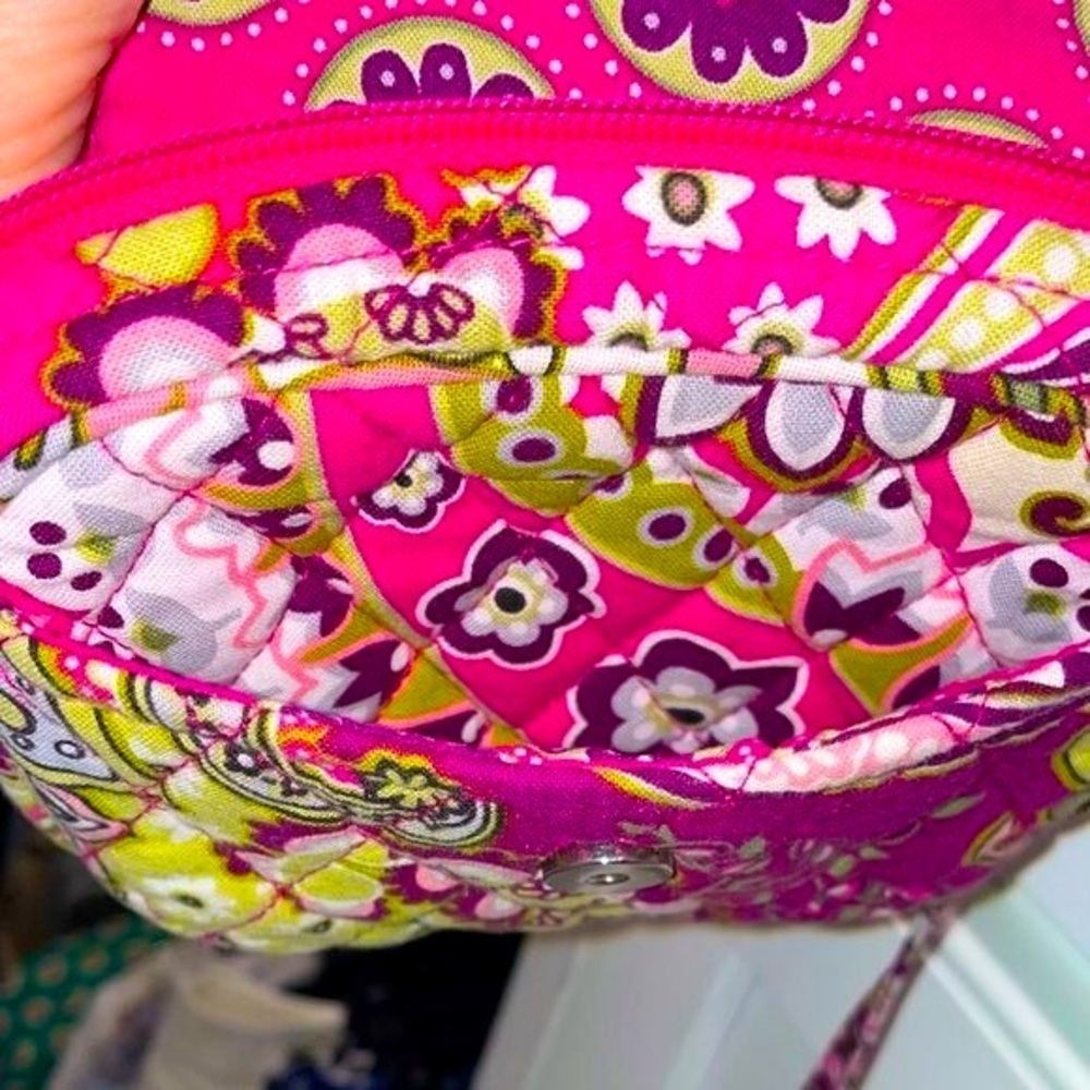 RETIRED PRINT VERA BRADLEY SMALL ADJUSTABLE CROSSBODY BAG VERY BERRY PAISLEY - Picture 4 of 5